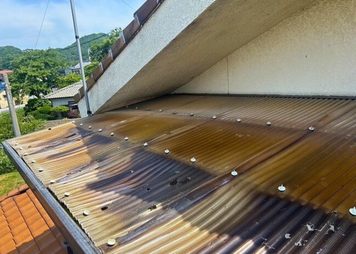 市川町　2階ベランダ屋根の波板を貼りかえる前の様子