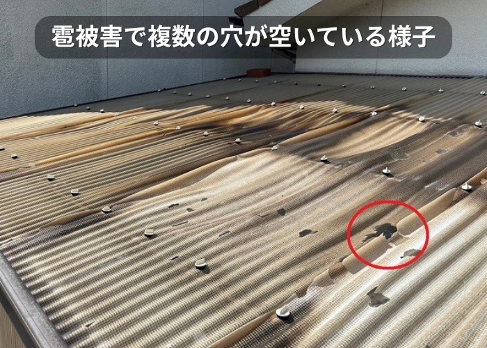 市川町　2階ベランダ屋根の波板を貼りかえで複数の穴が空いている様子
