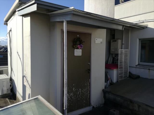 阪急石橋駅前ビル最上階居室の玄関ひさしが台風１２号で飛ばされた