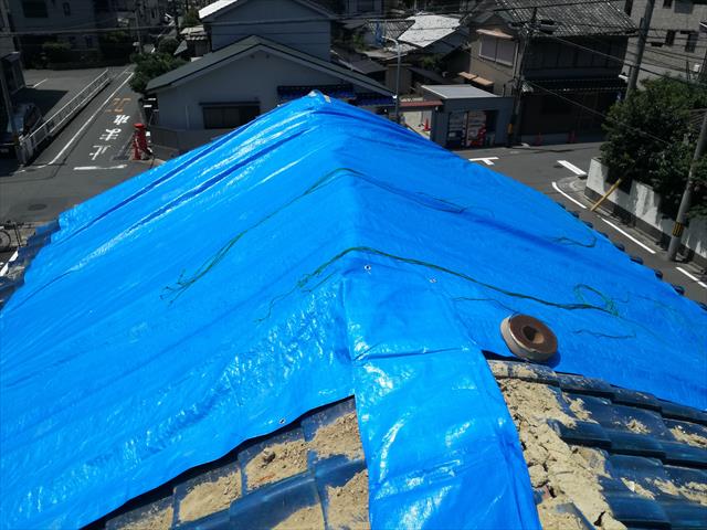 屋根に架けたブルーシートはＰＥロープを使用して固定すると飛ばされない