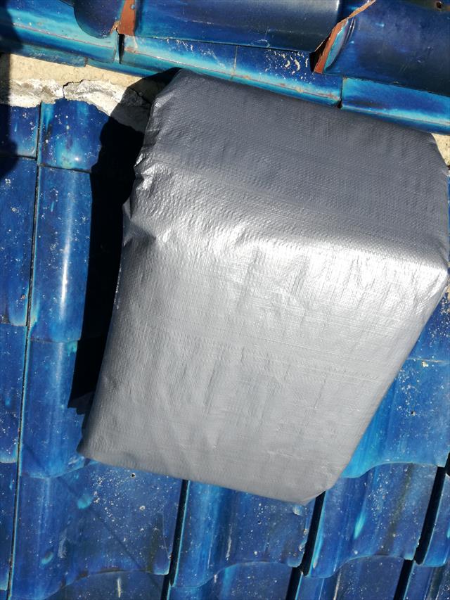 屋根の雨漏り養生をする時に使用するブルーシートは３０００番から４０００番の高耐久材質の物を使います
