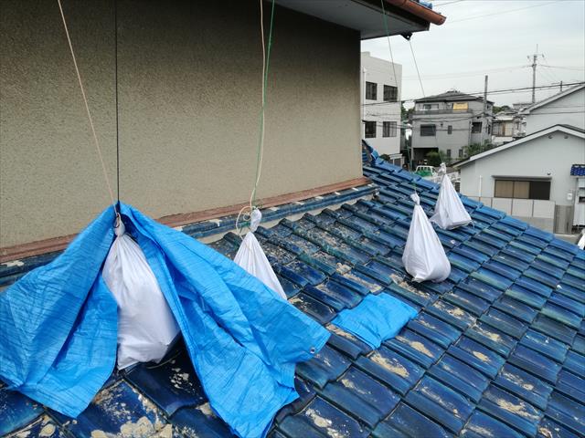 茨木市では屋根のブルーシートが３回の台風襲来のたびに毎回剥がされました。