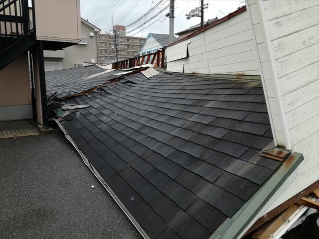 台風２１号の強風は屋根を吹き飛ばすだけでなく、建物ごとなぎ倒し、屋根を地面にたたきつけた