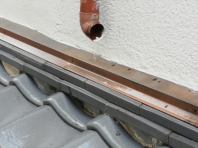 伊丹市の瓦屋根で雨どいが壊れたままのお宅では、集中した雨水が瓦の下に回ってしまいました。