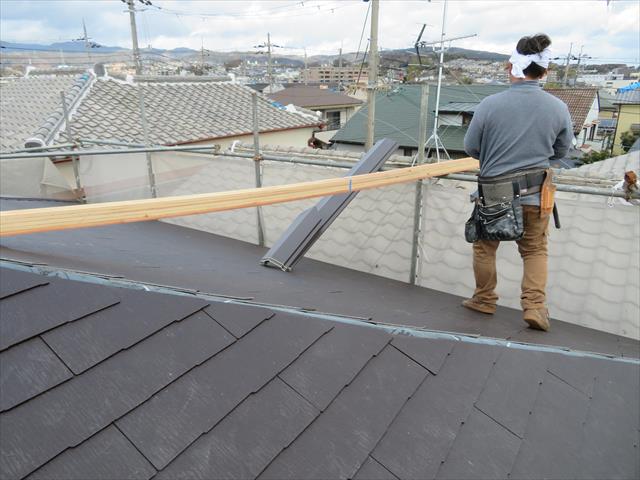 高槻市の屋根葺き替え工事でスレート＜コロニアル・カラーベスト＞も検討した。瓦よりもはるかに軽量で耐火性、断熱性に優れ、地震にも強くなり、風災を受けても部分補修が安価に簡単にできる屋根材です。