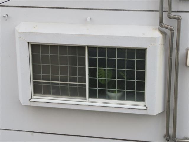 鉄筋コンクリートの外壁に生じた窓枠際のクラックから雨水が入っている事が判った。