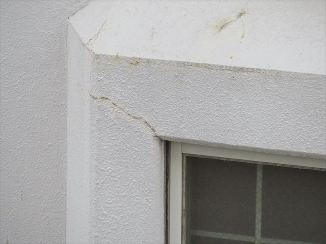 鉄筋コンクリートで造形された出窓の角部には地震に因ってクラックが入ってしまった