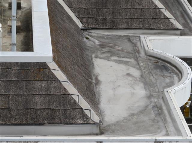 屋上の排水側溝の塩ビシート防水膜は、３０年を経過して継ぎ目の密着性を失っている可能性が高い