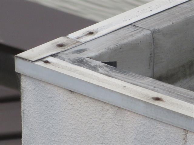 屋上パラペット天端まで設けた塩ビシート防水層は専用アングル材を接着剤と熱溶着させて雨水が入らないよう雨仕舞する