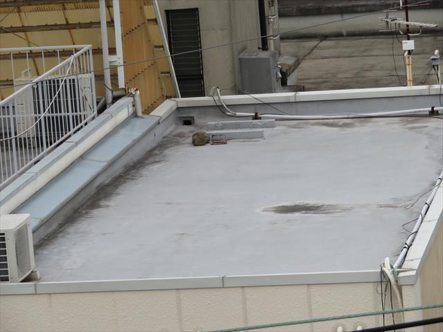 勾配が極端に緩い状態、例えば陸屋根のように水平な屋根の面積は建物の床面積と同じになります。