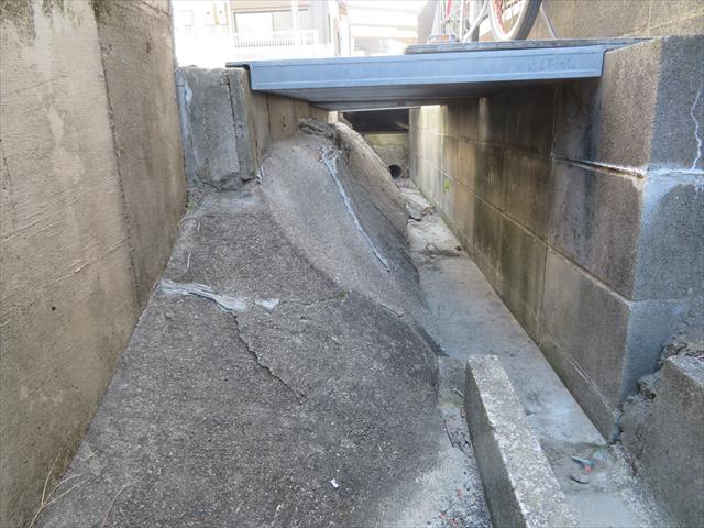 ガレージの地盤の土と表面の土間コンクリートを受け止める壁面が擁壁です。