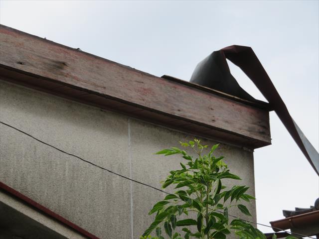 伊丹市でトタン屋根がめくれてしまい、修理をしなければならないが業者が来てくれないと街の屋根やさん宝塚店へ修理要請が入ります。