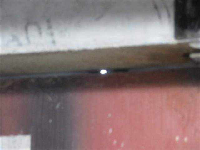 サッシ周囲のコーキング劣化を居室内部から確認すると、光が指し込む穴から雨漏りしていたことが判る。
