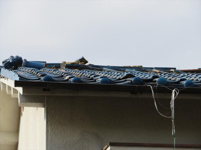 大阪北部地震の揺れは切妻屋根の棟瓦が大きく崩れた