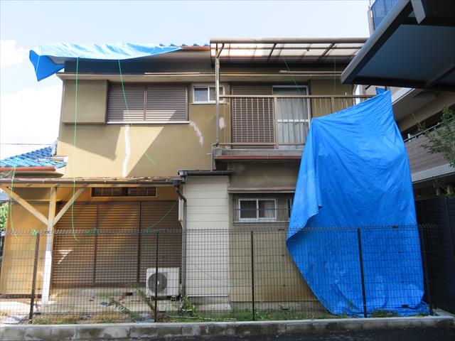 茨木市で雨漏り養生のために架けていた屋根のブルーシートは、台風２１号など猛烈な風には耐えきれず剥がれた。