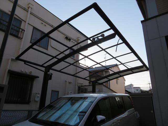 尼崎市でカーポート屋根のポリカ平板が外れたままのお宅が多くあります。修理をご検討であれば街の屋根やさん宝塚店にお問合せ下さい。