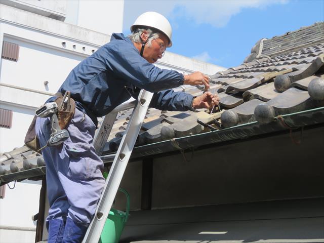 伊丹市の屋根工事を担当する街の屋根やさん宝塚店の職人は大工歴５０年のベテランで、全てを熟知した見地で工事をします。