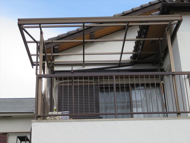 川西市で台風２１号の強風でベランダの波板が吹き飛ばされて、洗濯物干しが不自由で悩まれている方は、街の屋根やさん宝塚店が早期修理を完了します。