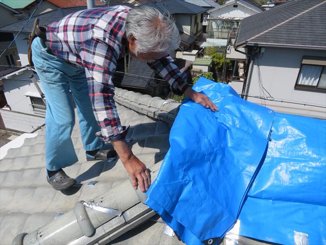 尼崎市でも屋根にブルーシートが架かったままのお宅が見受けられます。街の屋根やさん宝塚店は速やかに屋根工事に入ります。