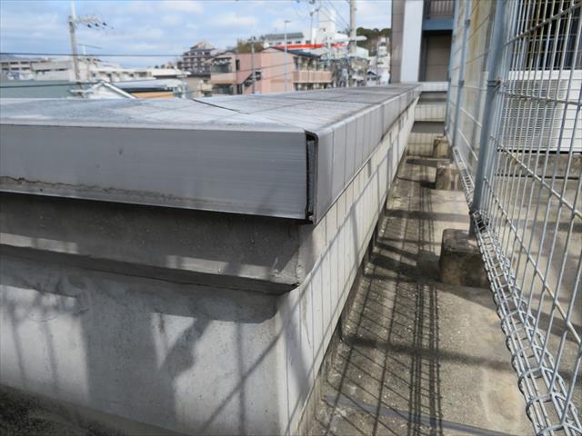 屋上パラペットのコンクリート立面は３０年を経てもなお表面は滑らかな状態にある