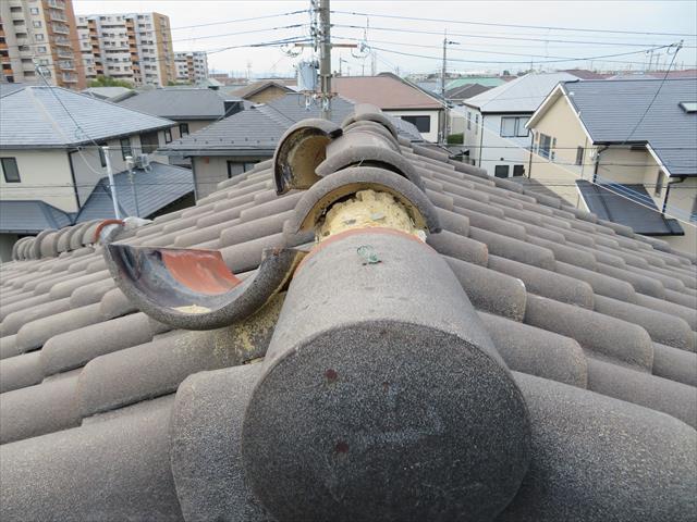 伊丹市でも台風２１号の風で大棟の冠瓦、紐丸が飛び散って割れてしまったお宅が多くありましたが、街の屋根やさん宝塚店が相当数の修理工事を承りました。