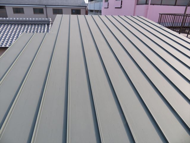 一枚仕立てのガルバリウム鋼板は屋根材の継ぎ目がない点で屋根材の継ぎ目から捲れることがないことや継ぎ目から雨漏りしないことが大きなメリットで特徴