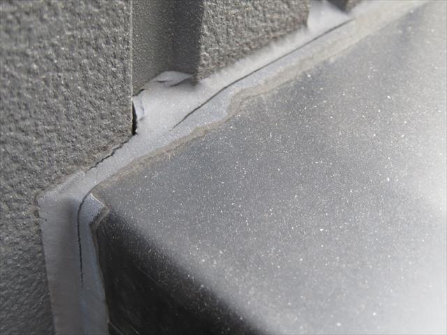 コーキングが切れている箇所には特徴があり、素材の異なる建材の接合点は最も切れやす箇所の一つ