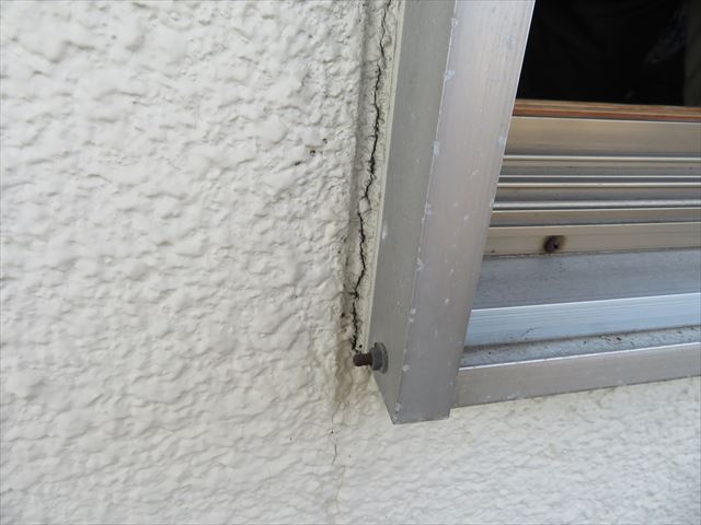 サッシ窓の周囲には亀裂が生じていて、雨水はこのごく細い隙間から浸水し、家屋の躯体を弱らせます