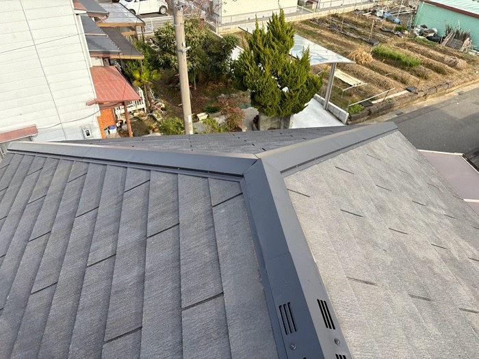 三木市でエコナンバーを用いた棟板金交換とスレート屋根差し替えを行った後の様子