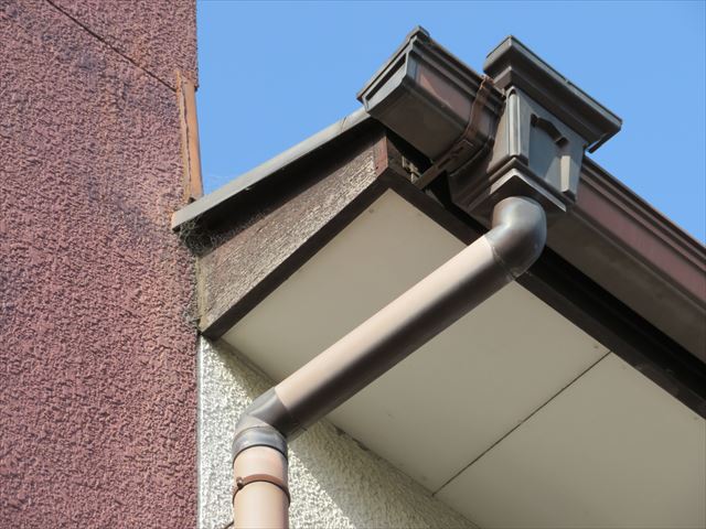 寄棟屋根とパラペットの合端口（接合部分、取り合い部分）の左右には破風板がある