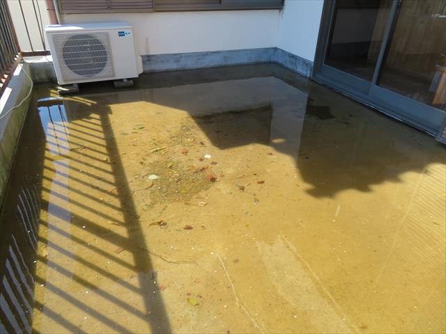 猪名川町で陸屋根、ベランダ、バルコニーの防水工事をご検討の方は街の屋根やさん宝塚店へお問合せ下さい。雨漏り修理のプロが即日調査に伺います。