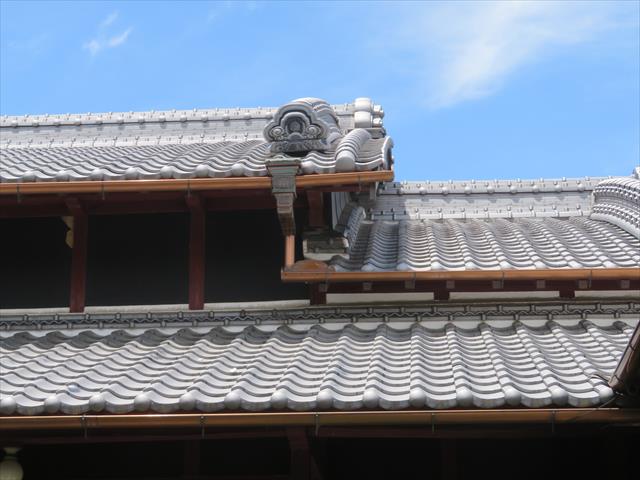 日本瓦は４寸以上の勾配が必要であるなどように、屋根材ごとに要求される勾配は異なっています。