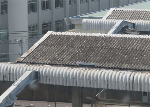 スレート屋根は工場や倉庫、駅のホームの屋根でおなじみ