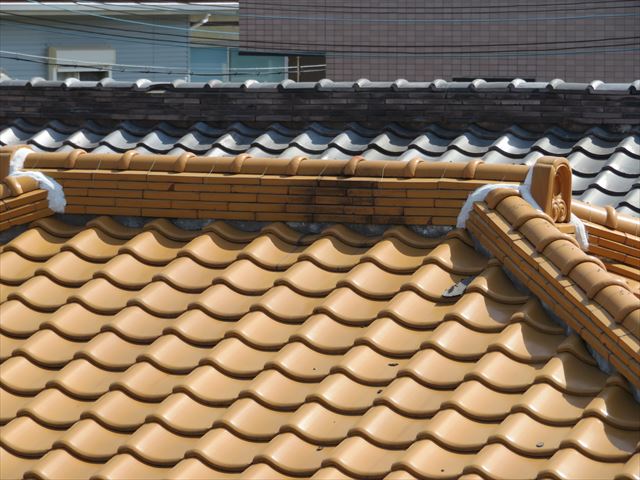 大棟と隅棟、鬼瓦が屋根頂上を飾る寄棟屋根