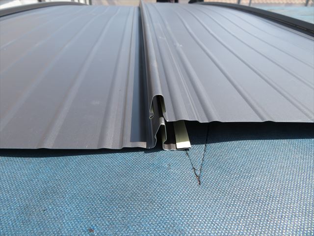 ガルバリウム鋼板屋根材立平３３３の上端の木口