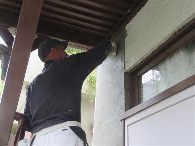 モルタル外壁左官作業は２日に分けて塗り厚をつけて行き、下地に完全に密着しながら強度のある壁面を作っていく