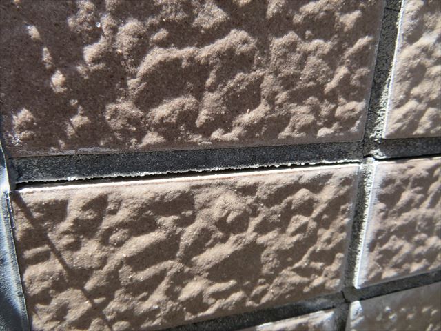 モルタルの外壁タイル目地は水を吸う特性があるので、タイルと外壁下地に雨水が侵入することは避けられないが、排水される構造であれば問題がない