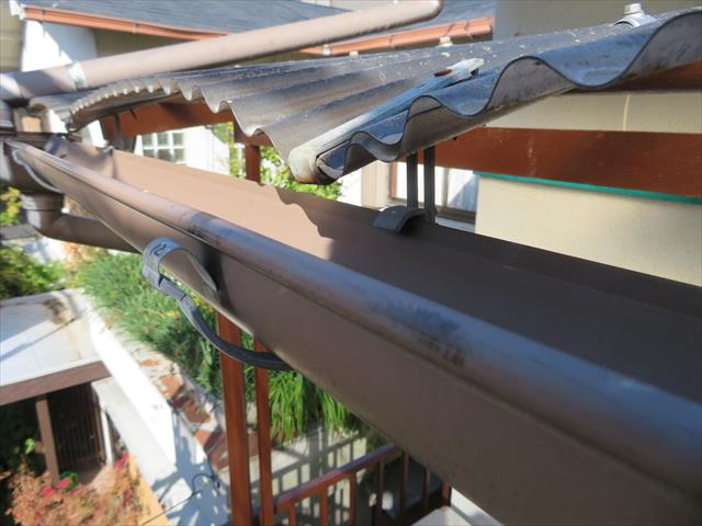 南側２階ベランダ屋根の波板は台風２１号の強風圧を受けて大きく変形してしまった