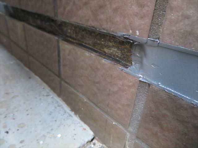 内壁の外壁タイル下部の干渉目地を切ると水が湧き出てきた理由は、外壁タイルと違って浸水する理由が難しい
