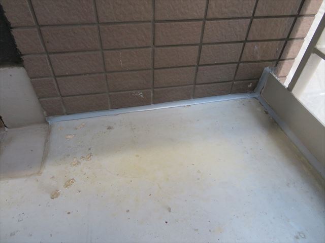 廊下のコンクリート土間と外壁タイルの継ぎ目の劣化したコーキングを打替えた