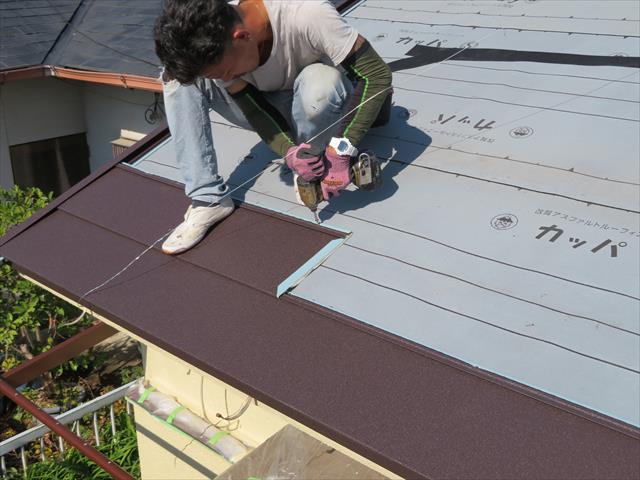 およそほとんどの屋根材ビスや釘で固定されます。しかしビスや釘を打つ場所は、次に葺き進められる屋根材に隠れてしまい