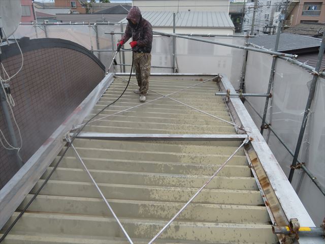 階段鉄骨頂上の大屋根も高圧洗浄作業をして塗装の塗膜が強力になる下地処理をする