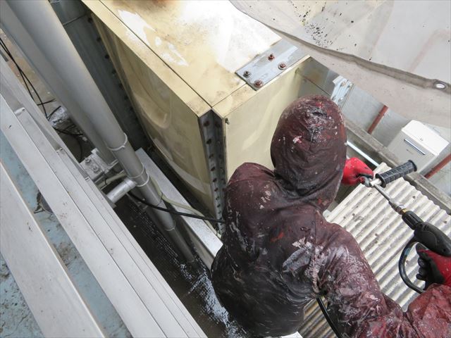 ＦＲＰ製の給水タンクは紫外線劣化を受けて割損するリスクを下げるために塗装の下地処理を高圧洗浄でする