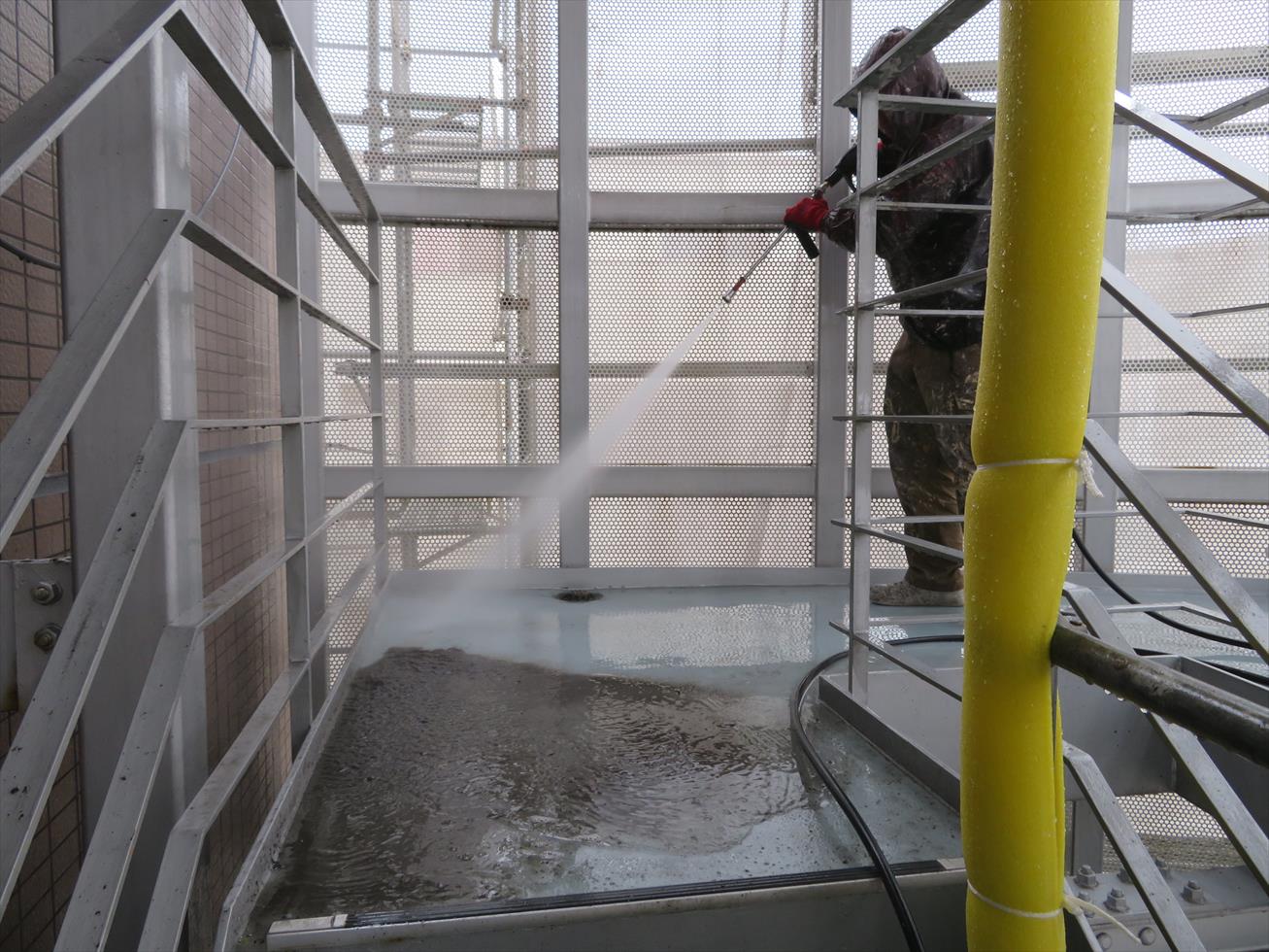宝塚市のマンションで外壁塗装前に高圧洗浄をすると流水が汚れを流れ落とした事が解る
