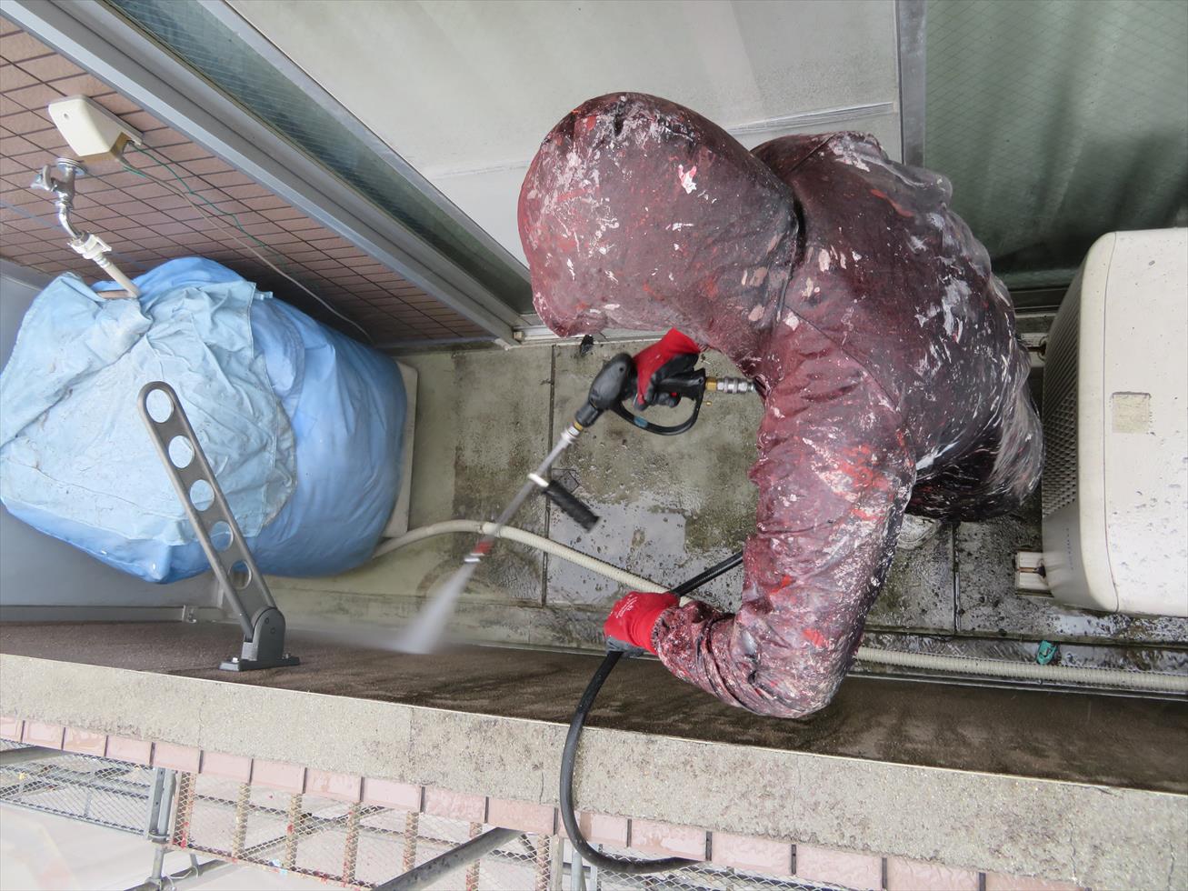 宝塚市のマンション外壁塗装工事ではバルコニーやベランダ内部も高圧洗浄作業をします