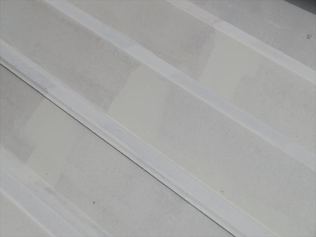 速乾一液弱溶剤形変性エポキシさび止め塗料ザウルスＥＸⅡを折板屋根に２度塗りしている
