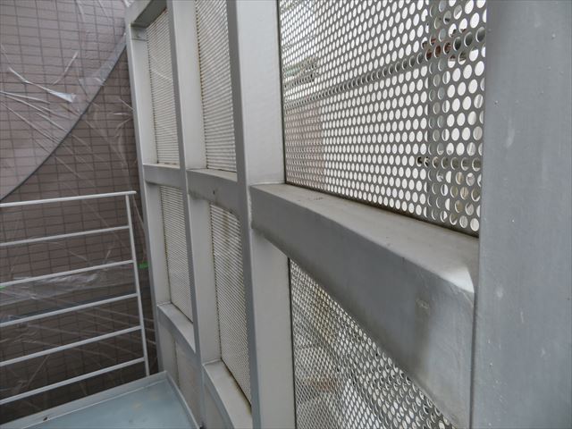 共用階段の転落防止用外壁にはパンチメッシュ板が張られている
