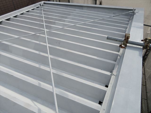 共用階段の大屋根は折板屋根形状で、屋根勾配の設定の仕方に一工夫が見られる構造