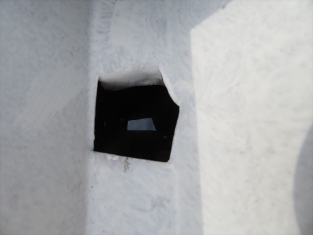 折板屋根の雨水は屋根表面に開けられた穴から軒樋に排出されていく