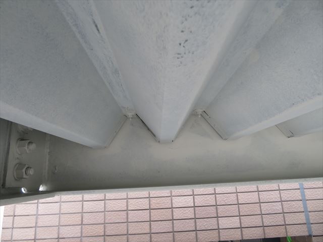 折板屋根がＨ型鋼に入り込んでいる箇所は鉄部塗装がしにくい箇所ですが手を抜かず奥の奥まで塗装します